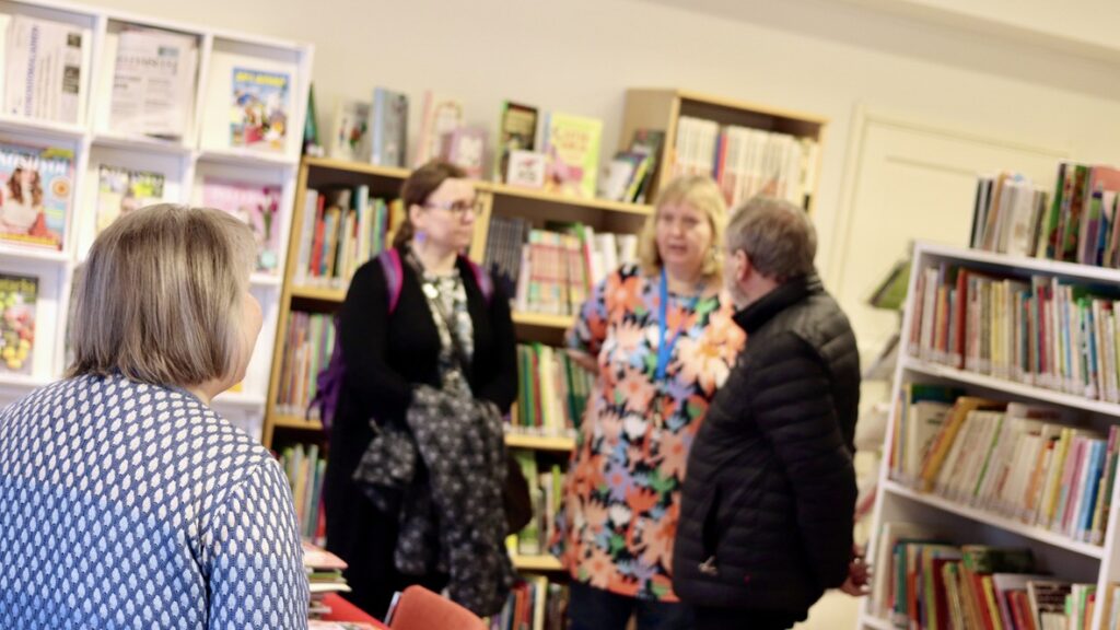 Luhangan kirjaston henkilökunta ja lautakunnan jäsen keskustelemassa alueellisen kehittämiskirjaston koordinaattorin kanssa.