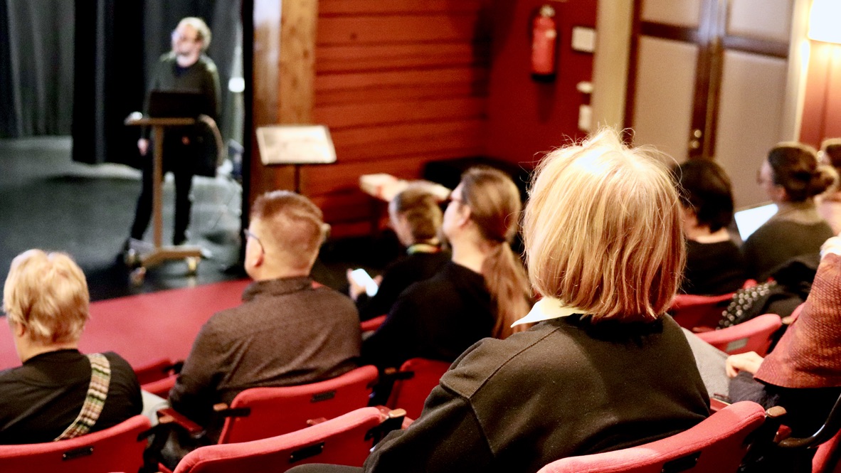 Ihmisiä teatterin katsomossa.