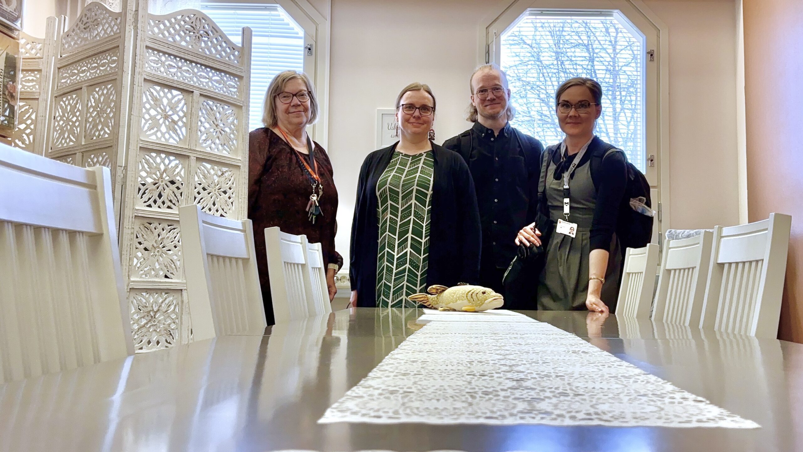 Yhteiskuvassa Kivijärven kirjaston työntekijä ja AKE-koordinaattorit Kivijärven kirjaston lehtihuoneen pöydän päässä 6.3.2026.