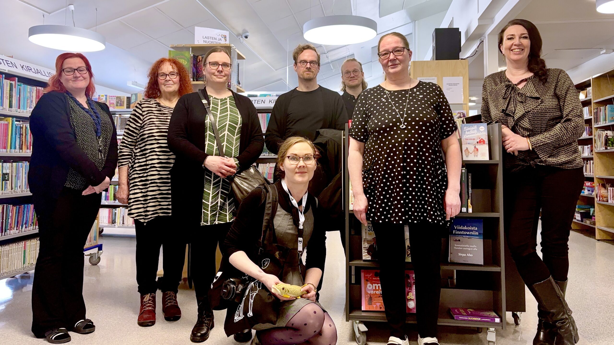 Kyyjärven kirjaston henkilöstö ja kirjastokeskustelijat yhteiskuvassa Kyyjärven kirjastossa 6.3.2026.