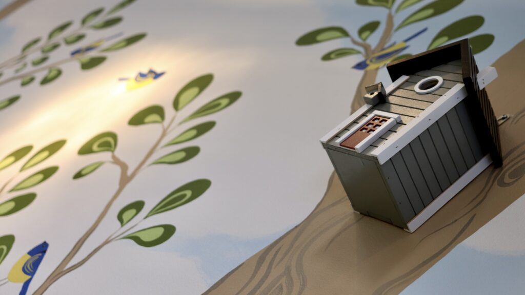 Linnunpönttö Pihtiputaan kirjaston lastenosaston seinällä.