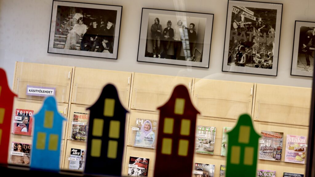 Koristeita ikkunassa. Taustalla kirjaston lehtiosasto.