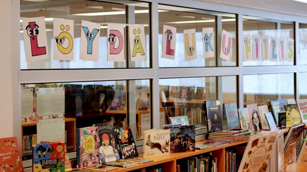 Löydä lukufiilis -tekstiteippaus Viitasaaren kirjaston lastenosastolla.