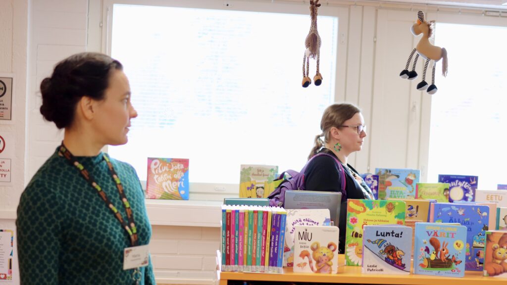 Viitasaaren kirjastonhoitaja Maria lastenosaston matalien kirjahyllyjen edessä Viitasaaren kirjastossa.