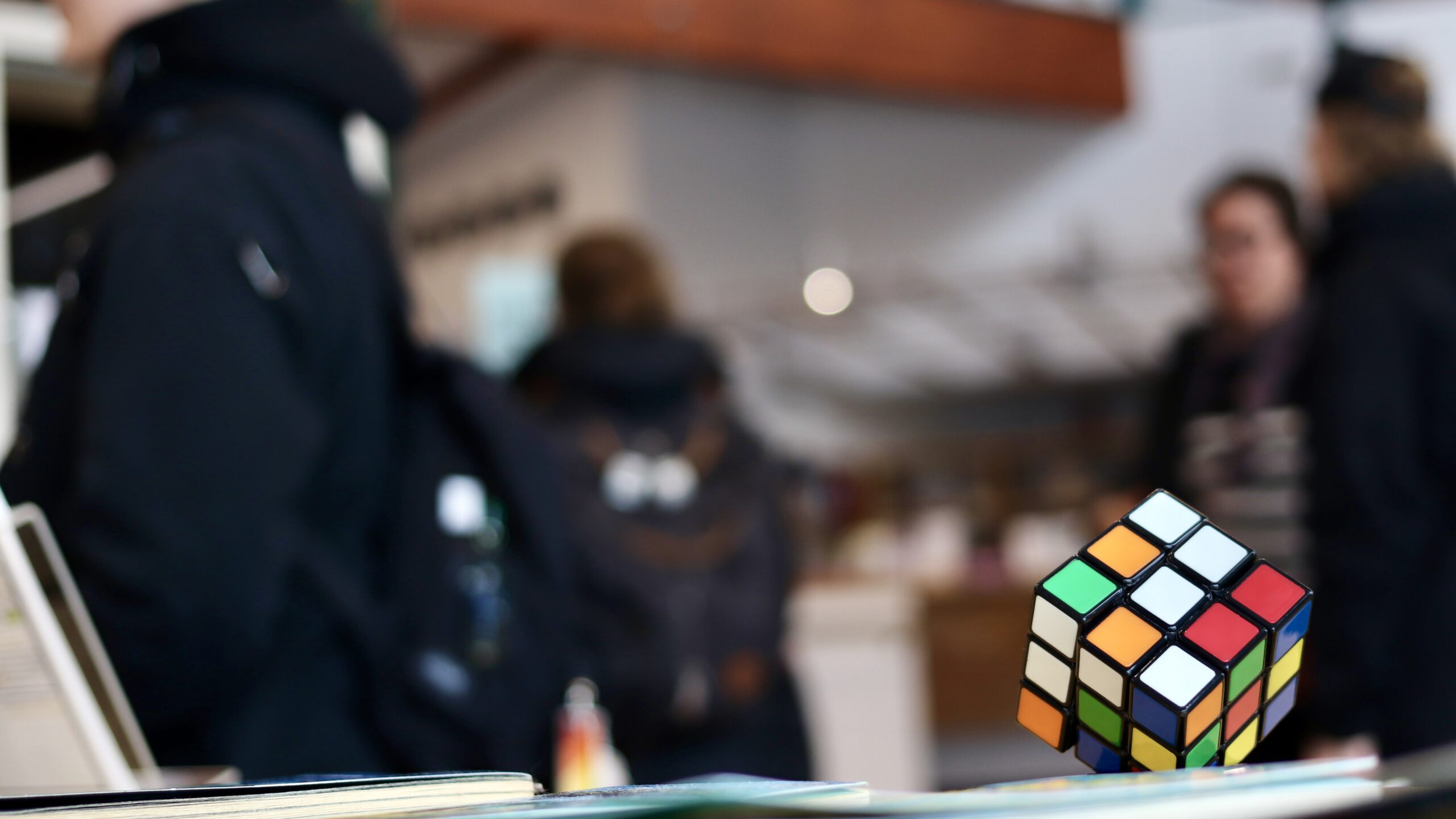 Rubikin kuutio. Taustalla hahmoja.