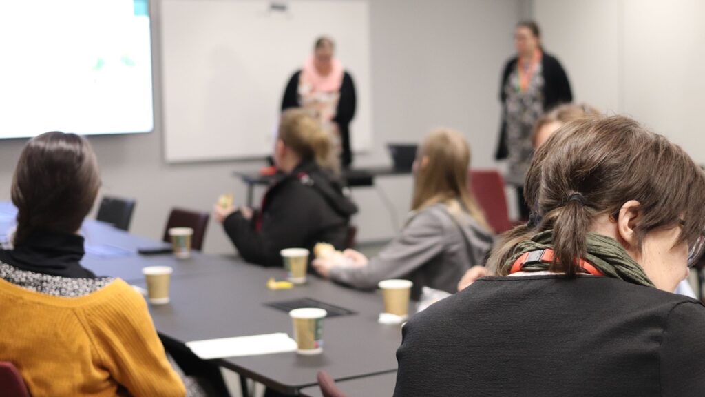 Oppimisvierailun osallistujia Nokian kirjasto- ja kulttuuritalo Virran Paja-tilassa keskustelemassa kirjastojen hyvinvointityöstä.