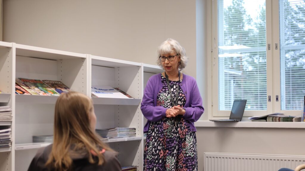 Sylvia esittelee Nekalan kirjaston palveluja ja toimintaa osana Nekalan kulttuurikeskusta.