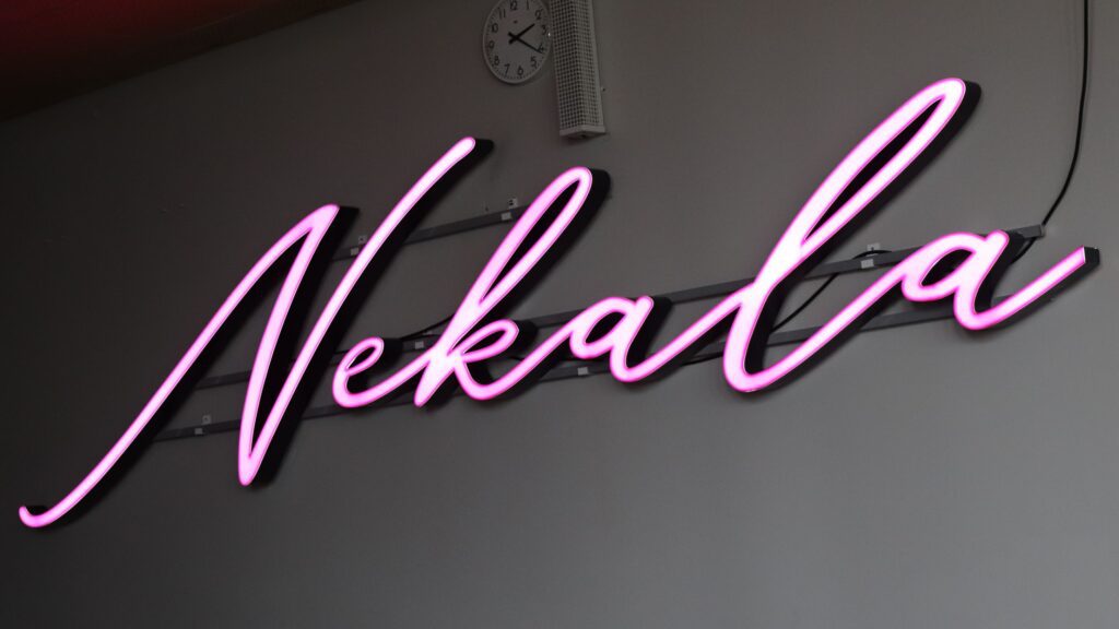 "Nekala"-valokyltti kulttuurikeskuksen tapahtumasalin seinällä.