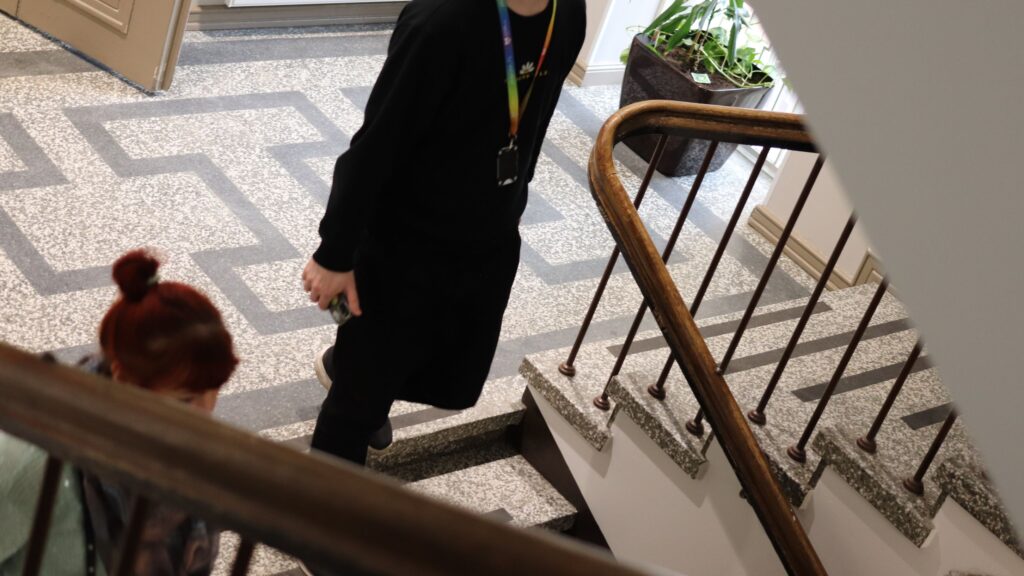 Koristeellisia kaiteita ja lattiakuvioita Nekalan kulttuurikeskuksen käytävillä.