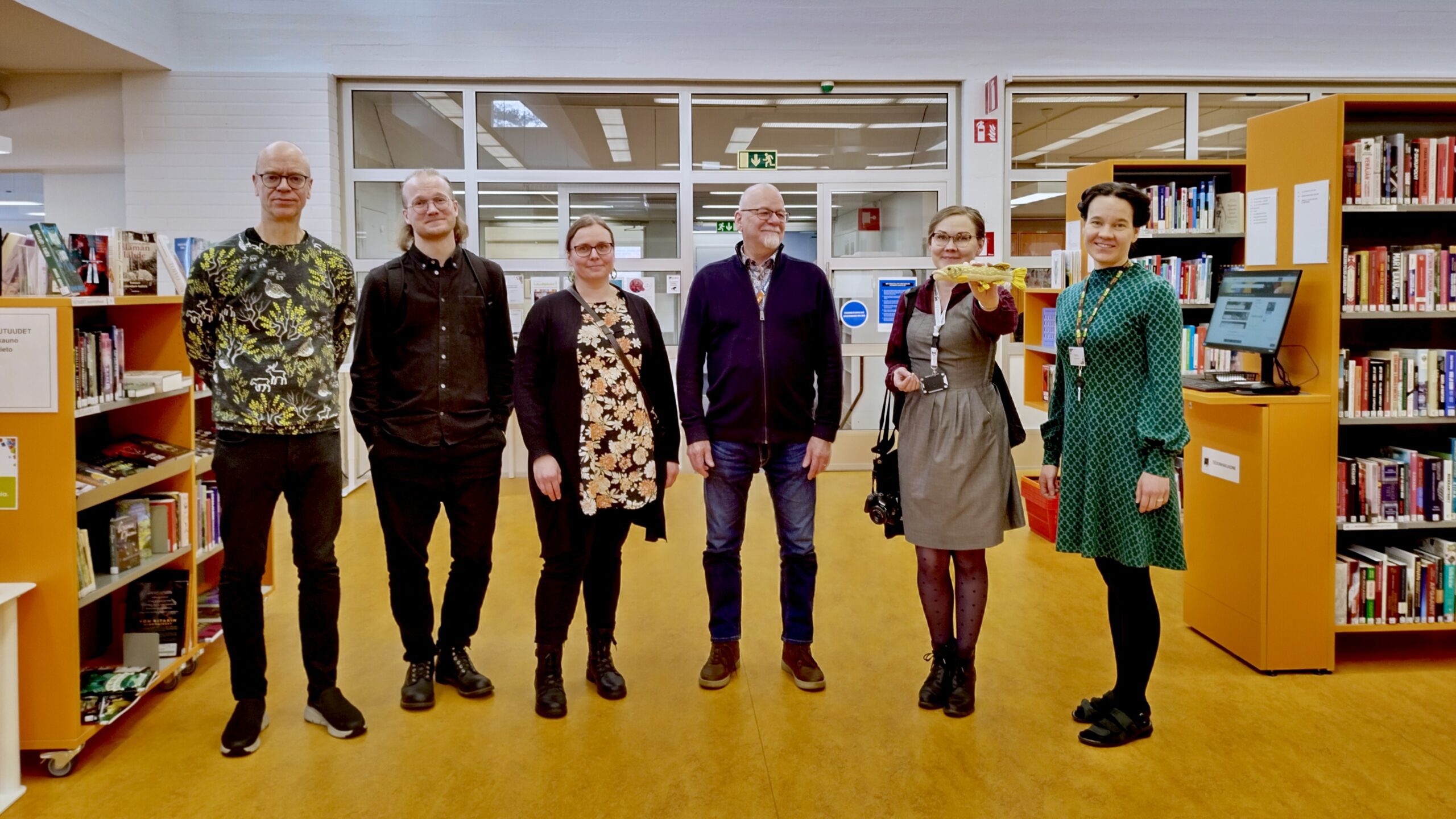 Viitasaaren kirjaston henkilöstö ja kirjastokeskustelijat yhteiskuvassa Viitasaaren kirjastossa 5.3.2026.