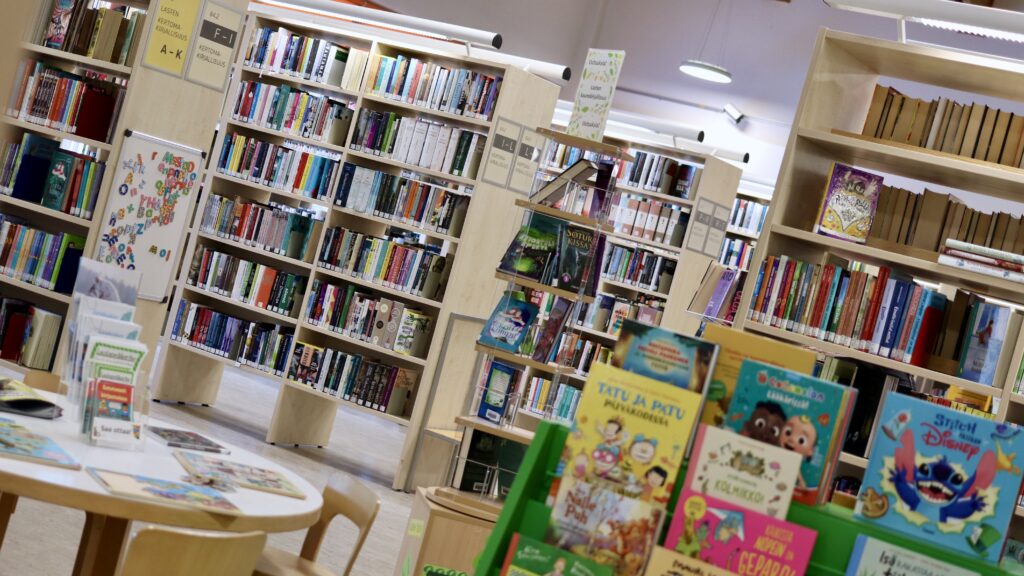 Kirjoja ja kirjahyllyjä kirjastosalissa