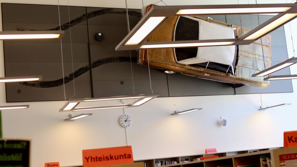 Anssi Kasitonni: Vastaheitto seinällä Kangasalan kaupunginkirjaston salissa.