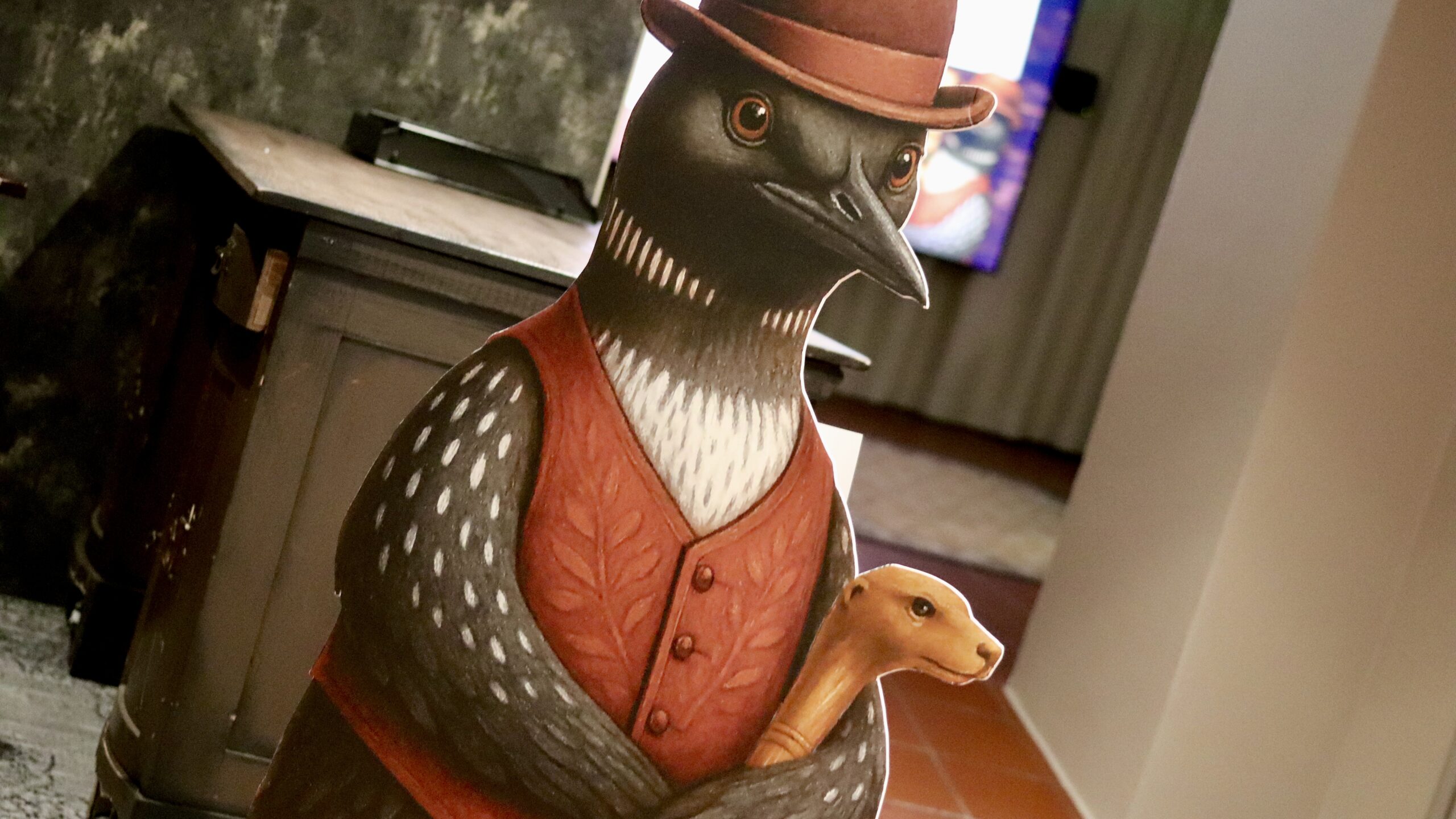 Usko tai elä! -folkloristinäyttelyn kuvitushahmo Kuikka Joensuun Museo Elielissä.