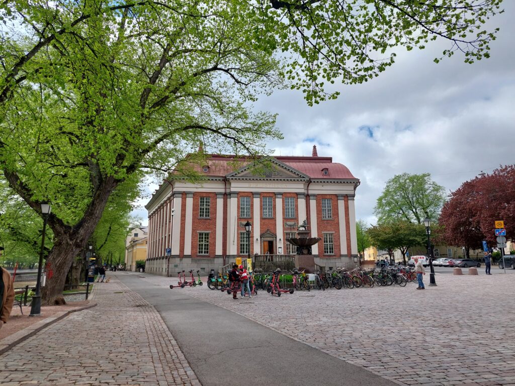 Turun pääkirjaston vanha kirjastorakennus pilvisenä kesäpäivänä.